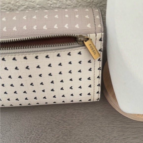 FOSSIL | Gray Heart Pattern Wallet - Picture 10 of 10
